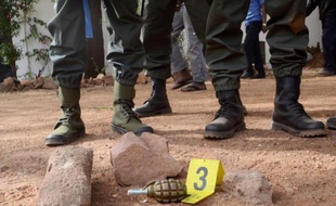 Une grenade retrouvée sur les lieux de l'attaque terroriste d'un restaurant "La Terrasse" à Bamako le 7 mars 2015