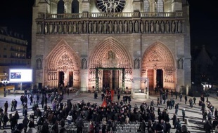 Religieux, hommes politiques, fidèles ou simplement des curieux: près de 2.000 personnes se sont pressées mercredi soir à Notre-Dame de Paris pour le lancement de l'année du jubilé de la cathédrale qui célèbre ses 850 ans d'existence.