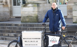 Pierre-Armand Douillard, fondateur de Bicycl'Eau, le premier plombier à vélo de Bordeaux.