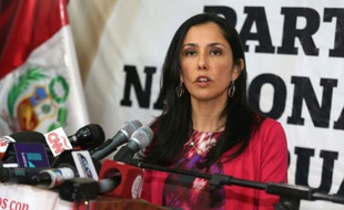 Photo publiée par Andina montrant la Première dame péruvienne Nadine Heredia donnant une conférence de presse à Lima le 21 octobre 2015