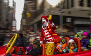 Une personne déguisée en Ronald McDonald (illustration).