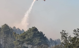 L'intervention d'un avion bombardier d'eau au dessus de l'incendie de Générargues