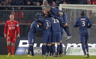 Les Parisiens se congratulent lors de leur victoire à Valenciennes (4-0) le mardi 11 décembre 2012.