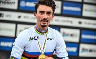 Julian Alaphilippe pose avec le maillot de champion du monde.