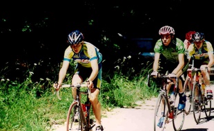 Valentin Midey, en tête, avec dans sa roue Thibaut Pinot, en 2005.