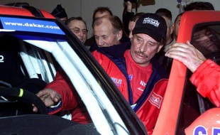 Le chanteur Johnny Hallyday, le 27 décembre 2001 à Arras, lors des vérifications techniques du Dakar.