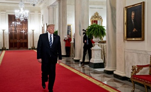 Donald Trump sur un tapis rouge.