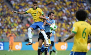 Neymar (en jaune) au duel avec Alvaro Gonzalez, le 26 juin 2013