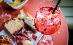 Spritz à commander sur la terrasse couverte du Café de la Jatte