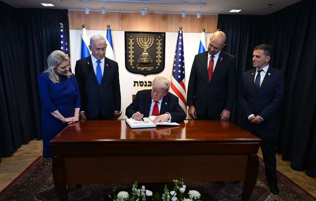 Cette scène, qu’on dirait tirée du Bureau Ovale à la Maison-Blanche, a été prise dans le Parlement israélien, à la Knesset, où Donald Trump s’est rendu.
