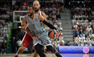 Jordan Taylor (devant) de l'ASVEL et Vassilis Spanoulis de l'Olympiacos, lors du match d'Euroligue à Villeurbanne, le 4 octobre 2019.