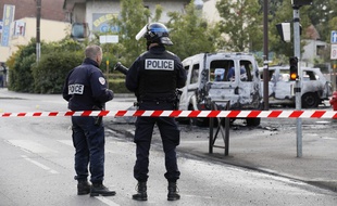 Manuel Valls et Bernard Cazeneuve ont entamé à Savigny-sur-Orge une tournée de commissariats de l'Essonne, au lendemain de l'attaque avec des cocktails Molotov de policiers à Viry-Châtillon