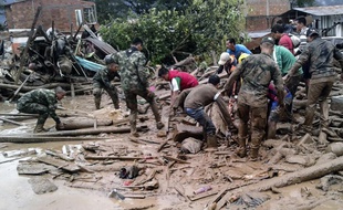Une gigantesque coulée de boue a fait plus de 150 morts, ainsi que des centaines de blessés et disparus samedi dans le sud de la Colombie.