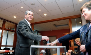 Philippe Richert, tête de liste Les Républicains-UDI-Modem aux régionales 2015, votant dans son village à Wimmenau lors du premier tour des élections régionales de 2010.