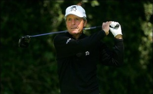 A la question de savoir s'il serait surpris si des golfeurs étaient testés positifs, Player a répondu: "Non. Cela ne me surprendrait pas car je sais que c'est un fait qu'il y a des golfeurs qui le font (ndlr: se doper), que ce soit avec de la HGH (ndlr: hormone de croissance), de la créatine ou des stéroïdes".