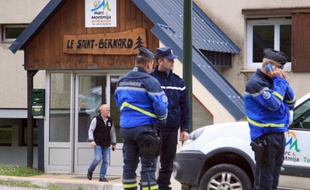 Ascou, le 10 juillet 2014; Des gendarmes supervisent l'évacuation du chalet Saint-Bernard où un enfant de huit ans est mort des suites d'une infection aigüe.