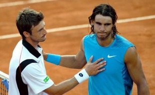 L'Espagnol Rafael Nadal est tombé dès son entrée en lice au tournoi de Rome mercredi, battu au 2e tour par son compatriote Juan-Carlos Ferrero 7-5, 6-1, et le Serbe Novak Djokovic continue après avoir surclassé le Belge Steve Darcis 6-4, 6-0.