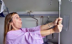 Caroline Le Flour raconte son cancer en mode ironique dans la Chauve SouriT.