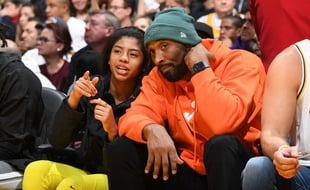Kobe Bryant avec sa fille Gianna, le 29 décembre 2019 au Staples Center de Los Angeles.