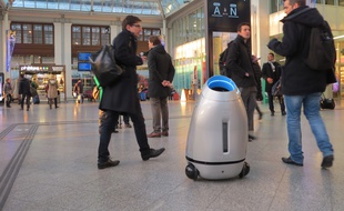 Les premiers pas de Baryl, dans le hall 2 de la gare de Lyon, où ce robot-poubelle est en test du 5 au 10 décembre.