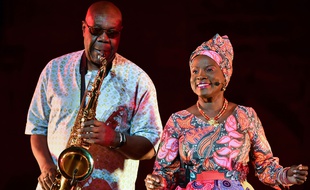 Manu Dibango et Angélique Kidjo, en concert à Avignon, en juillet 2017.