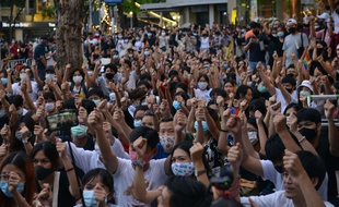 Des militants LGBT rassemblés à Bangkok pour demander la démission du Premier ministre Prayut Chan-O-Cha, le 25 juillet 2020.