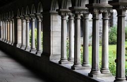 Après avoir fait vœu de pauvreté, un ex-religieux veut récupérer son argent