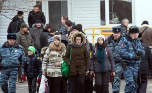 Un lycéen armé, en proie à une "crise de nerfs", a fait irruption lundi dans son école de Moscou et pris plus de 20 élèves en otage, causant la mort d'un policier et d'un enseignant, avant d'être neutralisé par la police.