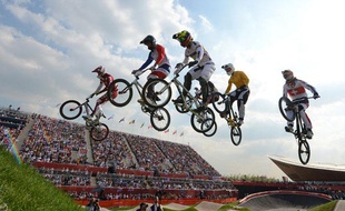 Les champions de BMX, lors d'une demi-finale masculine des Jeux olympiques de Londres, le 10 août 2012.
