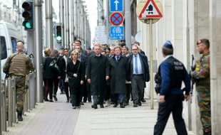 La commission d'enquête parlementaire belge visite, le 22 avril 2016, la station de métro bruxelloise Maelbeek, cible d'une attaque terroriste le 22 mars