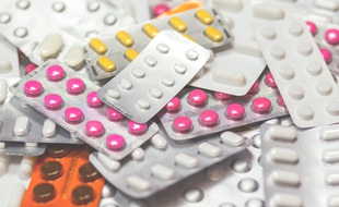 Illustration de plaquettes de médicaments.