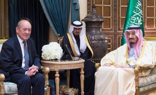Photographie fournie par l'Agence de presse saoudienne (SPA) le 4 janvier 2015 montrant le ministre français de la Défense Jean-Yves Le Drian (g) et le prince héritier Salmane Ben Abdel Aziz à Ryad