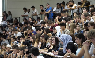 Des étudiants dans un amphithéâtre bondé (illustration).