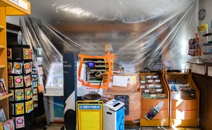 Une bâche en plastique installée par un buraliste à Dijon, le 7 avril 2020.