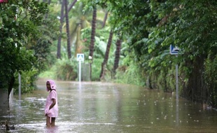 Le corps d'une jeune fille de 18 ans a été retrouvé mardi par les gendarmes au fond d'un bassin portant à 4 morts le bilan de la crue subite de la Rivière Sainte-Suzanne, dans l'île de la Réunion, qui s'était produit dimanche.