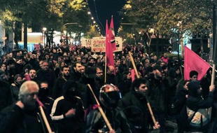 Plus d'un millier de personnes ont manifesté samedi en fin d'après-midi à Athènes à l'appel d'organisations antifascistes contre le parti néonazi Aube dorée, qui prévoyait un rassemblement plus tard dans la soirée dans le centre-ville.