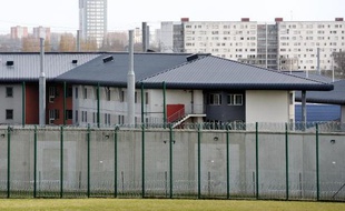 Les gardes à vue de trois surveillants de la maison d'arrêt de Sequedin (Nord), dans le cadre de l'enquête sur l'évasion de Redoine Faïd, qui avaient commencé en milieu de semaine ont été levées vendredi soir tard, a-t-on appris samedi auprès du parquet de Lille.