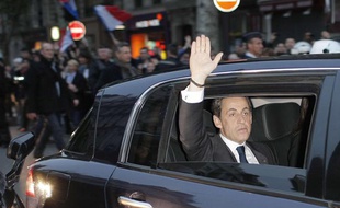 Nicolas Sarkozy quitte la Mutualité après sa défaite à l'élection présidentielle.
