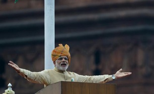 Le Premier ministre indien Narendra Modi s'exprime à New Delhi le 15 août 2015 lors des cérémonies pour fêter l'indépendance du pays