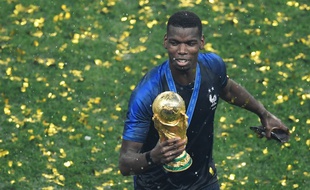 Paul Pogba savoure sur la pelouse après le sacre