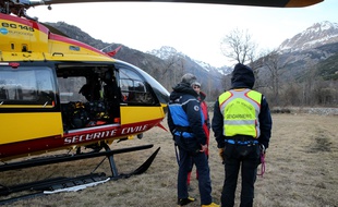 Des gendarmes et des secouristes à Vallouise (Hautes-Alpes) après les recherches pour retrouver des skieurs emportés par une avalanche dans le massif des Ecrins.