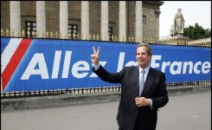 L'Assemblée nationale a apporté mardi un soutien remarqué à l'équipe de France de football, en accrochant sur la grille principale du Palais-Bourbon une large banderole "Allez la France", à la veille de la demi-finale du Mondial France-Portugal mercredi soir à Munich.
