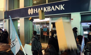 La livre turque est tombée vendredi à ses plus bas niveaux historiques et la Bourse d'Istanbul a poursuivi son recul, victimes du scandale politico-financier sans précédent qui ébranle le Premier ministre Recep Tayyip Erdogan et son gouvernement.