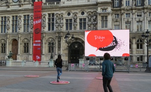 Paris, le 6 novembre 2014, deux dispositifs tentent de piétiner les clichés sur les handicapés sur le parvis de l'Hôtel de Ville.