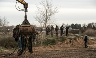 Un bulldozer est à l'oeuvre le 18 janvier 2016 dans le camp de "la Jungle", à Calais, dans le nord de la France