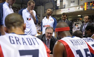 Le sélectionneur de l'équipe de France de basket, Michel Gomez au milieu de ses joueurs lors de France-Belgique, en éliminatoires de l'Euro 2008, à Nancy.