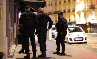 Des policiers à Paris, le 20 février 2021.