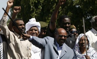 Le président soudanais Omar el-Béchir a répliqué jeudi au mandat d'arrêt de la Cour pénale internationale (CPI) en expulsant des ONG internationales du Darfour, menaçant l'acheminement d'une aide humanitaire vitale pour des centaines de milliers de civils.
