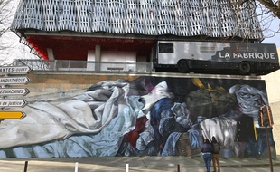Fresque murale de l'artiste Rouge Hartley sur le mur de Trempolino à Nantes.