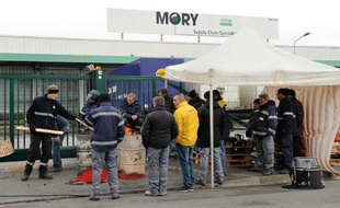 Des employés grévistes de Mory-Ducros le 29 janvier 2014 à Lesquin